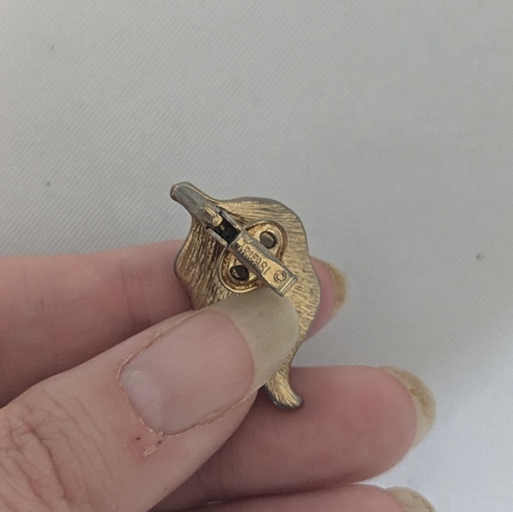 Vintage Trifari clip on gold toned and blue leaf  earrings - Picture 4 of 4